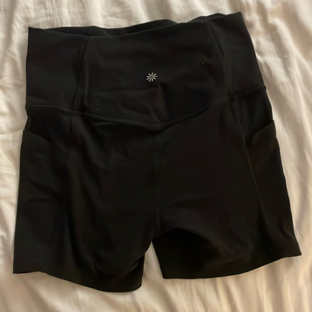 Athleta salutation stash pocket 5 inch biker short